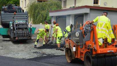 Bild: Elisabeth Dobmayer
Jetzt werden die Straßen in der Ortsmitte von Oberlind durch die Mitarbeiter der Rötzer Firma Georg Huber asphaltiert.