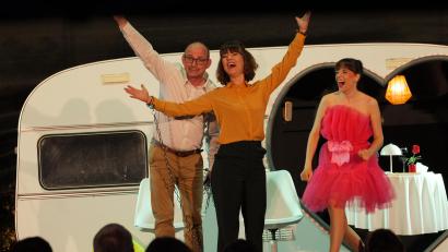 Bild: Florian Wein / OVIGO Theater
Darsteller des Musicals „Blind Date“ bei einer Aufführung.