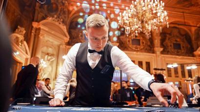 Bild: Uli Deck/dpa
Joguncic arbeitet als Croupier im Casino Baden-Baden. (Archivbild)