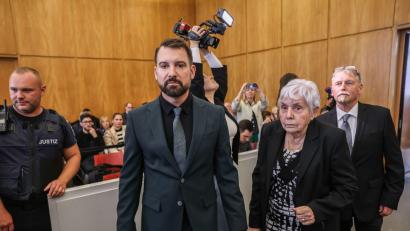 Bild: Oliver Berg/dpa
Klägerin Rita M. kommt mit ihrem Anwalt Daniel Kuhlmann (links) und dem zweiten Kläger Joachim Alfred Wagner (rechts) in den Gerichtssaal.