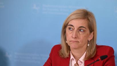 Bild: Julian Stratenschulte/dpa
Ministerin Warken hebt das Sparziel für stabile Kassenbeiträge an.