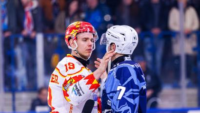Bild: Werner Moller
Vincent Schlenker (links) mit Ex-Kollege Luca Gläser von den Blue Devils Weiden.