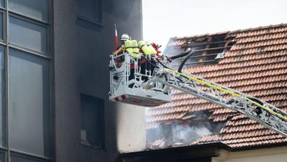 Bild: Pia Bayer/dpa
Im Einsatz war auch eine Drehleiter.