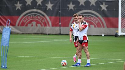 Bild: Federico Gambarini/dpa
Joshua Kimmich und David Raum sorgen für Spaß im DFB-Camp.