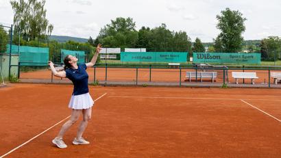 Bild: Lea Zirkelbach 
Julia Rothballer schlägt auf: "Tennis erfordert viel Koordination. Du musst richtig zum Ball stehen, die richtige Beinarbeit einüben, wissen wie du den Schläger am besten hältst."
