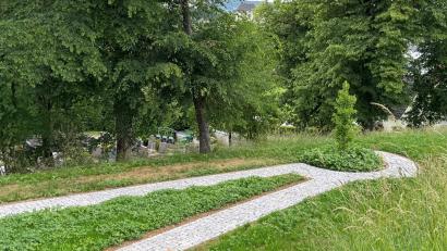 Bild: Heike Unger
Auf den Friedhöfen in Kümmersbruck (Bild) und Theuern gibt es jetzt auch "Wiesengräber", als kostengünstige Urnen-Bestattungsform. Entlang gepflasterter Wege, in Kümmersbruck nahe der Aussegnungshalle, werden die Urnen unter kleinen Granitplatten beigesetzt.
