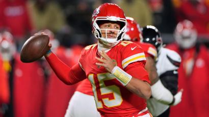 Bild: Charlie Riedel/AP/dpa
Mahomes hat einen neuen Vertrag bei den Chiefs und verdient noch mehr Geld. (Archivfoto)