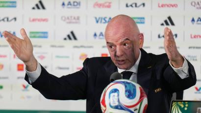 Bild: Eduardo Verdugo/AP/dpa
Gianni Infantino spricht in Mexiko-Stadt vor Medien.