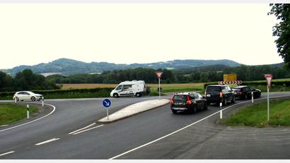 Bild: Bernhard Kreuzer
Die von Immenreuth kommende Staatsstraße 2177 vereinigt sich südlich von Oberbruck mit der Staatsstraße 2665. Beide Straßen führen weiter Richtung Kulmain, wo sich wieder trennen. Die St 2177 verläuft weiter Richtung Marktredwitz und die St 2665 Richtung Brand.