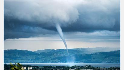 Bild: Dr. Christoph Sommergruber/dpa
Wasserhosen über dem Bodensee gibt es immer wieder. (Archivbild)