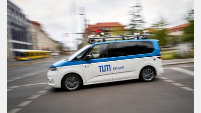 Bild: Michael Ukas/dpa
Unterwegs auf Prüfungsfahrt: Ein autonomes Fahrzeug - hier ein Forschungswagen der Technischen Universität München - bewegt sich im Berliner Straßenverkehr.