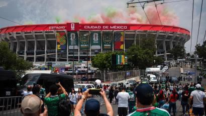 Bild: Felix Marquez/dpa
Zehntausende Fans haben sich zum Auftaktspiel der WM im Aztekenstadion versammelt.
