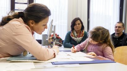 Symbolbild: Markus Scholz/dpa
Der Zeitpunkt für die Schuleingangsuntersuchung wurde in Bayern vorverlegt. Sie findet ein Jahr früher statt, die Kinder sind vier oder fünf Jahre alt. Wenn bei den Kindern Defizite auftreten, können Eltern rechtzeitig Maßnahmen ergreifen und beispielsweise Termine beim Ergotherapeuten oder Logopäden vereinbaren.