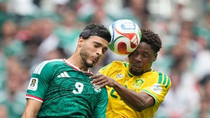 Bild: Natacha Pisarenko/AP/dpa
Raúl Jiménez (links) trägt seit einer schweren Kopfverletzung ein Schutzband - Kopfballtore erzielt er weiterhin.