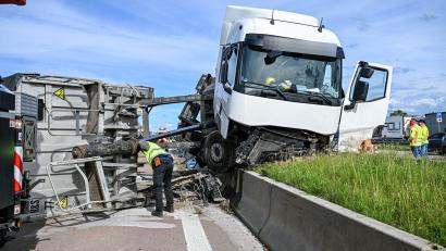 Bild: Jason Tschepljakow/dpa
Wegen eines geplatzten Reifens ist ein Sattelzug auf der Autobahn 8 ins Schleudern geraten und in die mittlere Betonleitwand gekracht.
