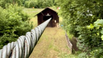 Bild: gri
Das neue Zugseil des Skilifts in Freudenberg ist montiert.