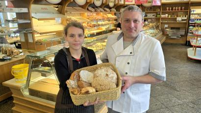 Bild: lnz
In der Bäckerei Zintl in Tirschenreuth gibt es neben dem Sortiment an tagesfrischer Ware auch regelmäßig Brot und Feingebäck vom Vortag zum reduzierten Preis. Bäckermeister Alex Zintl und Verkäuferin Vanessa Stalla zeigen exemplarisch einen Korb mit typischen Waren, die dafür infrage kommen.