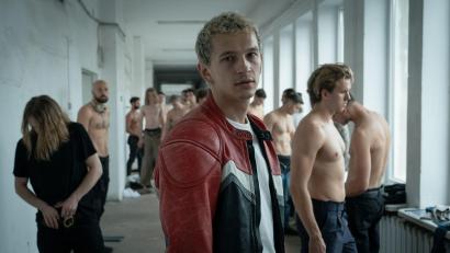 Bild: --/HBO Max/dpa
Die Serie von Karol Klementowicz erhielt im März in Lille beim internationalen Festival Series Mania den prestigeträchtigen Grand Prix. Hier eine Szene mit Filip (Ignacy Liss) bei einem Model-Casting.