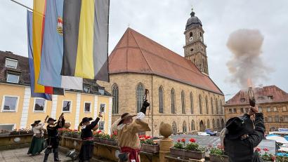 Bild: Petra Hartl
Mit Salutschüssen wurde das 50. Amberger Altstadtfest am Freitag eröffnet. Noch bis zum Sonntag wird gefeiert.