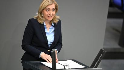 Bild: Elisa Schu/dpa
Ministerin Warken wirbt, stabile Beiträge seien kein Selbstzweck.