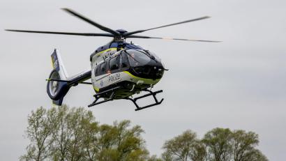 Bild: Stefan Puchner/dpa
Die Polizei suchte auch mit einem Hubschrauber nach den beiden Männern. (Symbolbild)