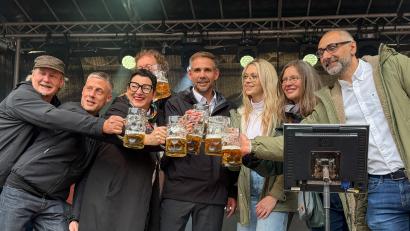 Bild: Petra Hartl
Das 50. Amberger Altstadtfest ist eröffnet. In der Mitte Oberbürgermeister Michael Fritz, eingerahmt von seinen Bürgermeistern und allen wichtigen Menschen, die mit dem Altstadtfest zu tun haben.