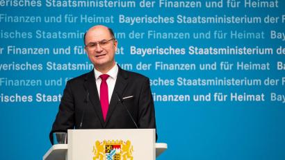 Bild: Daniel Vogl/dpa
Finanz- und Heimatminister Albert Füracker (CSU) will strukturschwache Räume in den Fokus der bayerischen Heimatstrategie nehmen. (Archivbild)
