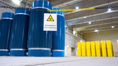 Bild: Guido Kirchner/dpa
Das Zwischenlager Ahaus darf Atommüll aus einem Versuchsreaktor in Bayern aufnehmen. Die Stadt Ahaus hat jetzt den juristischen Widerstand dagegen aufgegeben. (Archivbild)