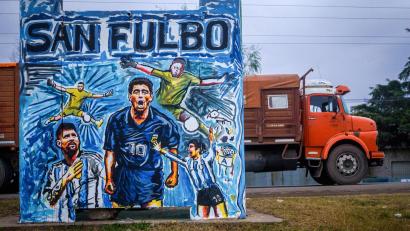 Bild: Patricio Murphy/ZUMA Press Wire/dpa
Kunst zur WM: Eine Hommage an die argentinische Fußballkultur ziert eine Bushaltestelle.