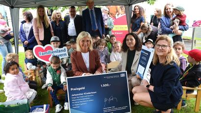 Bild: Fritz Dietl
Große Freude bei den Kindern, dem Personal und den Ehrengästen des Johanniter-Kinderhauses. Von links Staatsministerin Ulrike Scharf, die Leiterin des Kinderhauses, Kerstin Tapparelli und Bürgermeisterin Beate Dietrich.