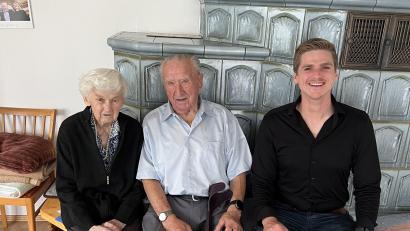 Bild: Gemeinde Ursensollen
Der 95-jährige Joseph Moosburger (Mitte) mit seiner Frau Paulina und Bürgermeister Martin Fleischmann, der dem Jubilar gratulierte.