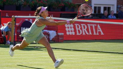 Bild: Alberto Pezzali/AP/dpa
Tatjana Marias Spielstil ist gefährlich auf Rasen - das zeigte die Tennisspielerin trotz ihrer Niederlage auch gegen Jelena Rybakina.