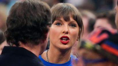 Archivbild: Ross D. Franklin/AP/dpa
Taylor Swift ist „Toy Story“-Fan und hat den Film-Song zum fünften Teil geschrieben, der jetzt gleich ein Nummer-eins-Hit ist.