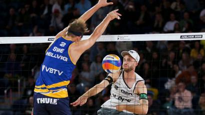 Bild: Matt Turner/AAP/dpa
Kein Wiedersehen im Sand von Ebersberg: Der an der Schulter verletzte Clemens Wickler (r) wird auch gegen den schwedischen Weltmeister Jonathan Hellvig nicht spielen können. (Archivbild)
