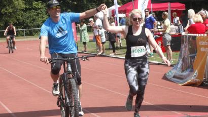 Archivbild: Rudolf Hirsch
Beim Run- & Bike-Wettbewerb wechseln sich die Teams im Laufen und Radfahren ab. Gemeinsam müssen sie die Ziellinie überqueren.