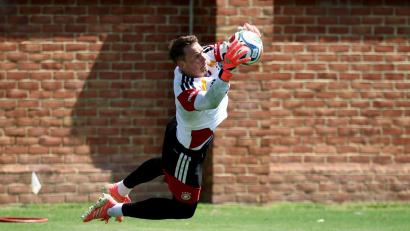 Bild: Christian Charisius/dpa
Fußball: Nationalmannschaft, Deutschland, Training, vor dem ersten WM-Spiel gegen Curaçao, Manuel Neuer (Deutschland) hält im Training einen Ball.