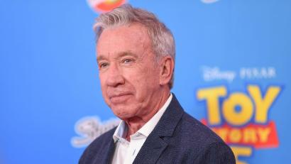 Bild: Richard Shotwell/Invision/AP/dpa
Im englischen Original von „Toy Story“ verleiht Komiker Tim Allen dem Kraftprotz Buzz Lightyear die Stimme.