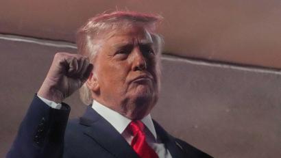 Bild: Mark Schiefelbein/AP/dpa
Trump demonstriert Macht. (Archivbild)