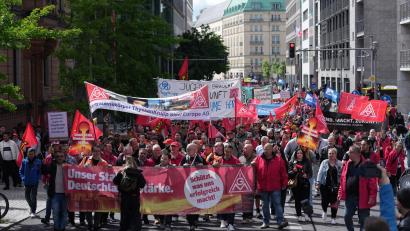Bild: Sven Kaeuler/dpa
Nach Angaben der IG Metall beteiligten sich in Berlin rund 1.700 Beschäftigte aus mehr als 40 Betrieben.