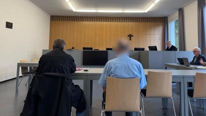 Bild: Stefanie Tretter
Ein 68-jähriger Busfahrer muss sich vor dem Schöffengericht am Amtsgericht Weiden verantworten. Er fuhr den Bus, der am 29. August 2025 an der Autobahnausfahrt Weiden-Frauenricht verunglückte. 23 Personen wurden verletzt.