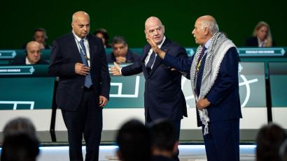 Bild: Ethan Cairns/The Canadian Press/AP/dpa
Trotz Akkreditierung für die Fußball-WM hat der Präsident des palästinensischen Fußballverbands, Jibril Rajoub (r), noch kein Visum für die USA erhalten. (Archivbild)