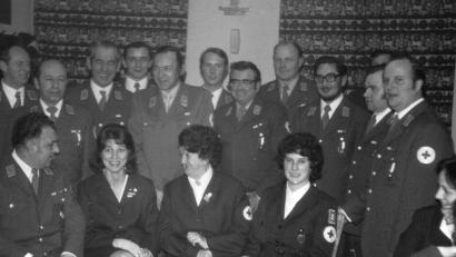 Archivbild: Archiv Gudrun Arnold - BRK
Festakt des BRK Wiesau im Jahr 1976. Vorne links: Der damalige Bereitschaftsleiter Karl Wolfrum. Hintere Reihe (5. von links): Der damalige Bereitschaftsarzt Dr. Helmut Huber.