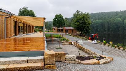 Bild: Hösamer
Die Gaststätte samt Eventbereich und die Außenanlagen des Natur-Resort Seeblick am Trausnitzer Stausee sind bereits weit gediehen.