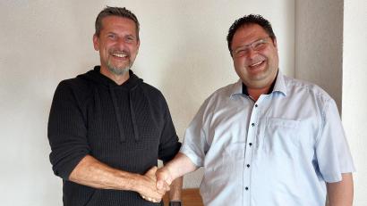 Bild: Heidi Franitza
Christian Beyer (r.) als Vorsitzender und Roman Berr (l.) als sein Stellvertreter lenken nun die Geschicke der Verwaltungsgemeinschaft Etzelwang, Neukirchen und Weigendorf.