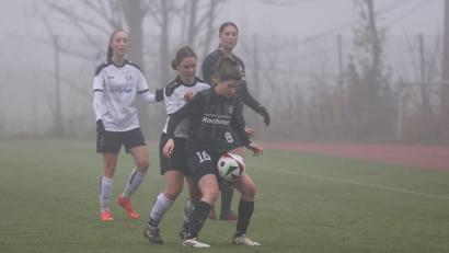 Archivbild: Dieter Jäschke
Letzte Chance für den Klassenerhalt. Der 1. FC Schwarzenfeld (schwarz) muss am Samstag im Relegationsspiel um die Landesliga gegen den FC Ruderting II ran.