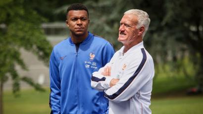 Bild: Thomas Padilla/Pool AP/AP/dpa
Frankreich-Stürmer Kylian Mbappé und Trainer Didier Deschamps wollen den dritten WM-Titel der Verbandsgeschichte holen. (Archivbild)
