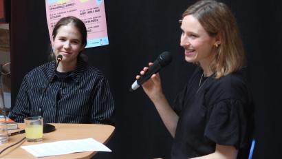 Bild: Helmut Kunz
Sophia Merwald (links) liest aus ihrem Erstlingswerk "Sperrgut". Moderiert wird der Abend von Miriam Ferstl.