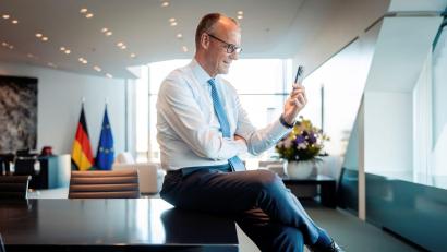 Bild: Tobias Koch/Bundesregierung/dpa
Bundeskanzler Friedrich Merz wünschte der deutschen Fußball-Nationalmannschaft per Videoanruf viel Glück für die WM.