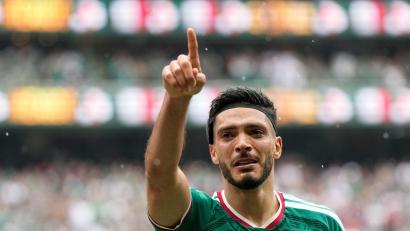 Bild: Natacha Pisarenko/AP/dpa
Ein emotionaler Moment für Mexikos Raúl Jiménez.