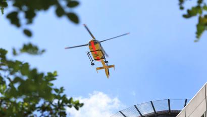 Bild: Karl-Josef Hildenbrand/dpa
Nachdem eine Explosion gemeldet wurde, startete ein Rettungshubschrauber. Der 17-jährige Schwerverletzte wurde kurz darauf damit in ein Krankenhaus gebracht. (Symbolbild)
